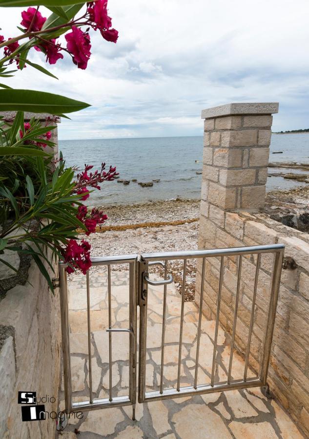 Charming Stone Cottage By The Sea ウマグ エクステリア 写真